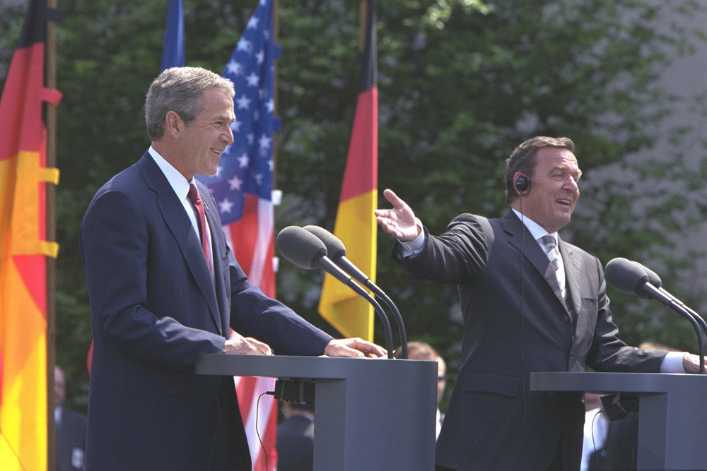 Bundeskanzler Gerhard Schröder (r.) — 2001 stellt er die Vertrauensfrage