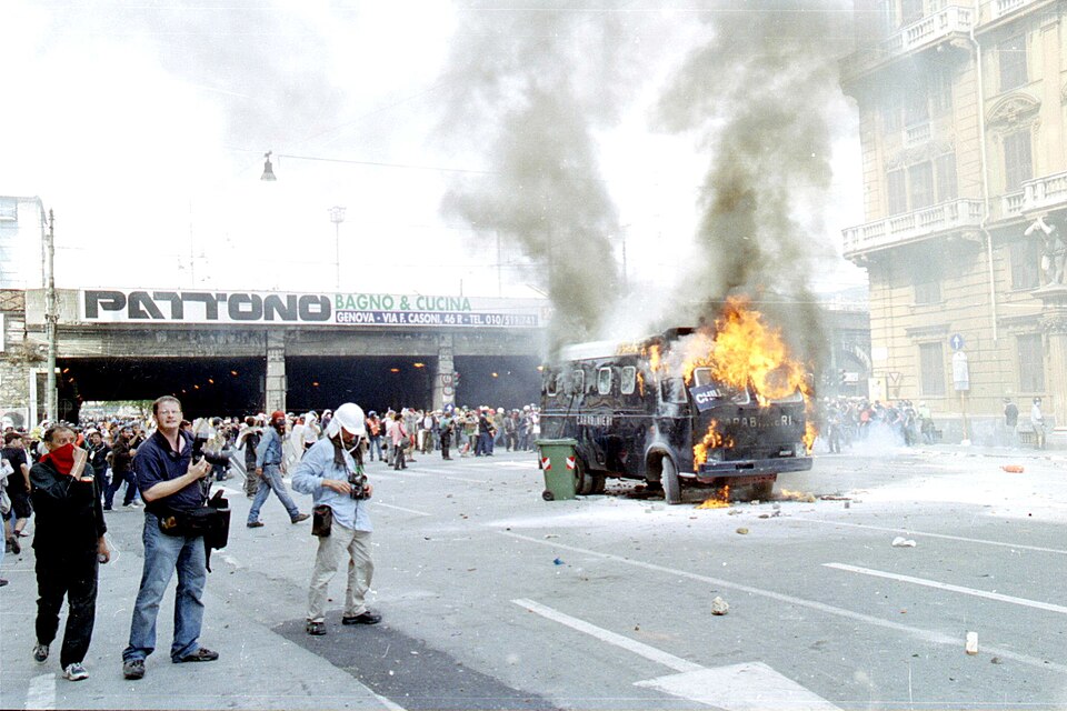 Straßenschlachten zwischen Polizei und Demonstranten beim G8-Gipfel in Genua 2001
