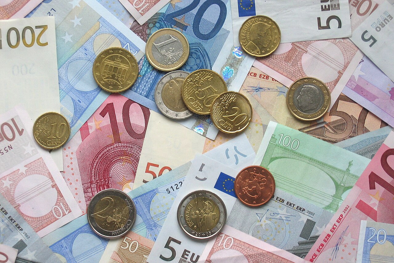 Euro-Scheine und -Münzen — 2002 wird der Euro zum Bargeld