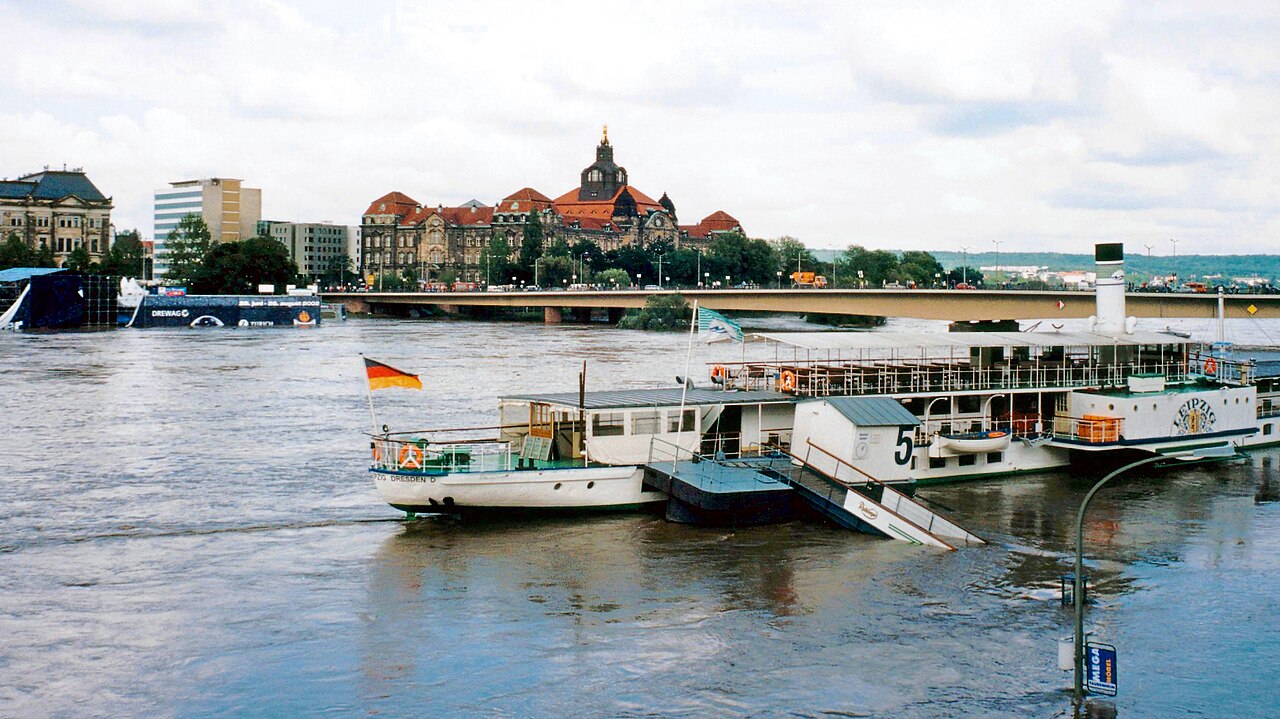 Das Elbe-Hochwasser 2002 an der Carolabrücke in Dresden