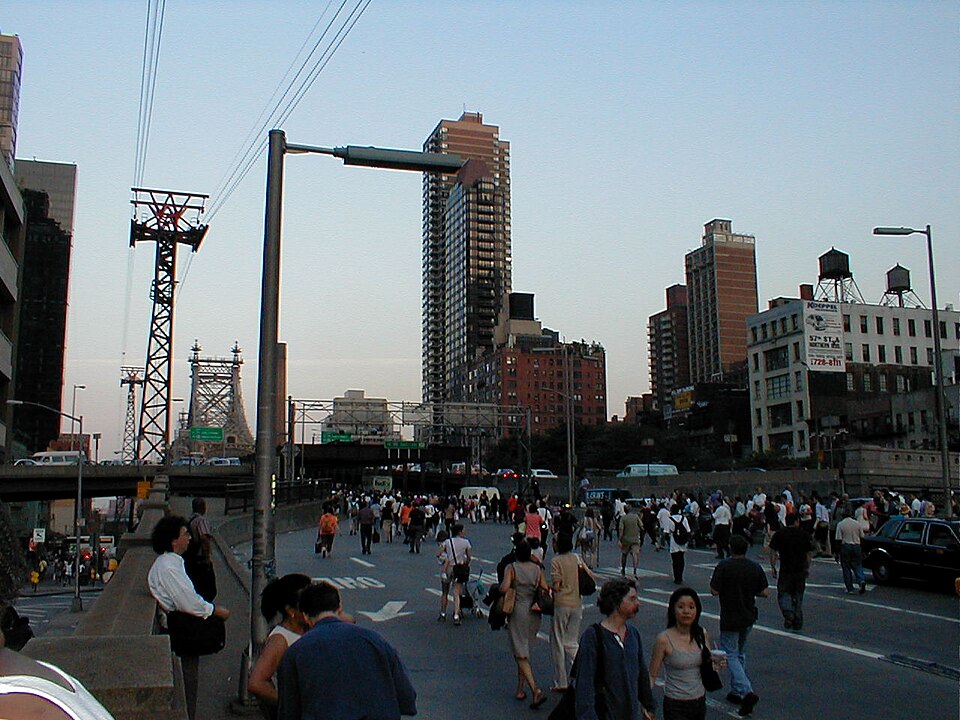 Verdunkelte Straßenzüge in New York City während des Stromausfalls 2003