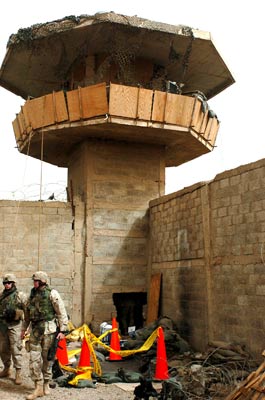 Wachturm des Gefängnisses Abu Ghuraib bei Bagdad