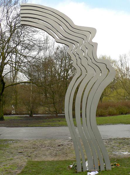 Die Skulptur „De Schreeuw" im Amsterdamer Oosterpark, Gedenkstätte für Theo van Gogh