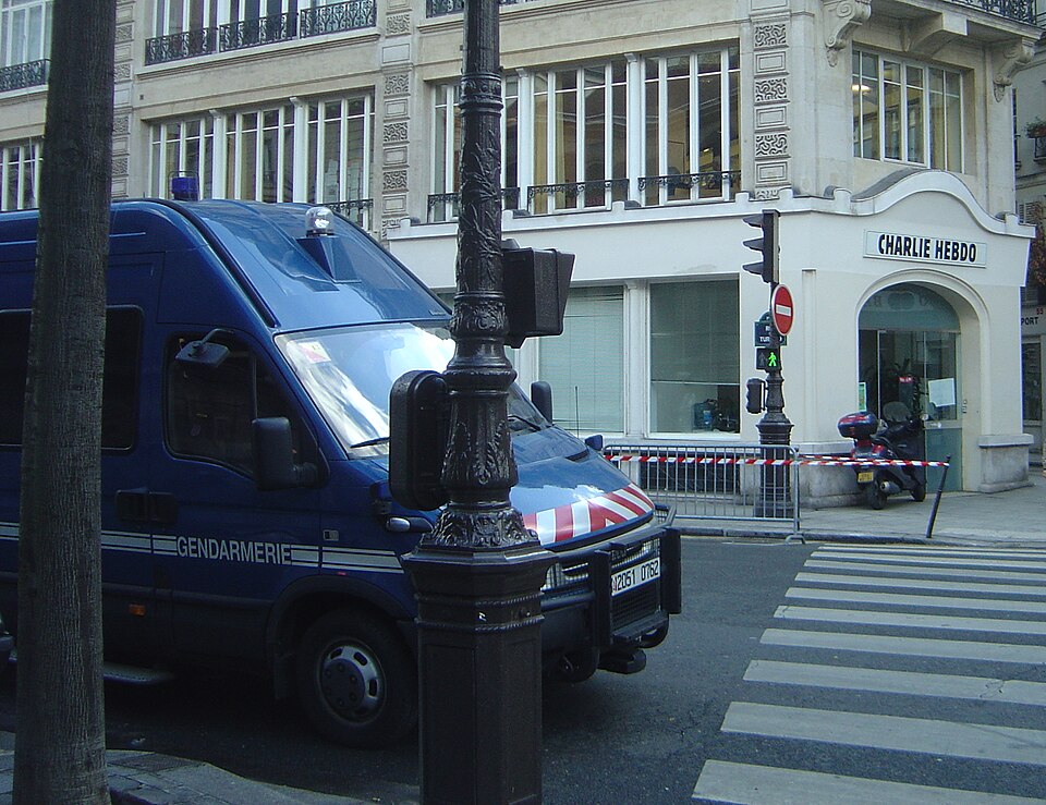 Mobile Gendarmerie sichert 2006 die Redaktion von Charlie Hebdo in Paris