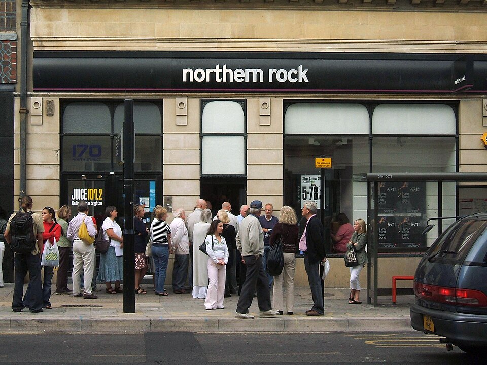 Schlange wartender Sparer vor einer Filiale von Northern Rock, September 2007