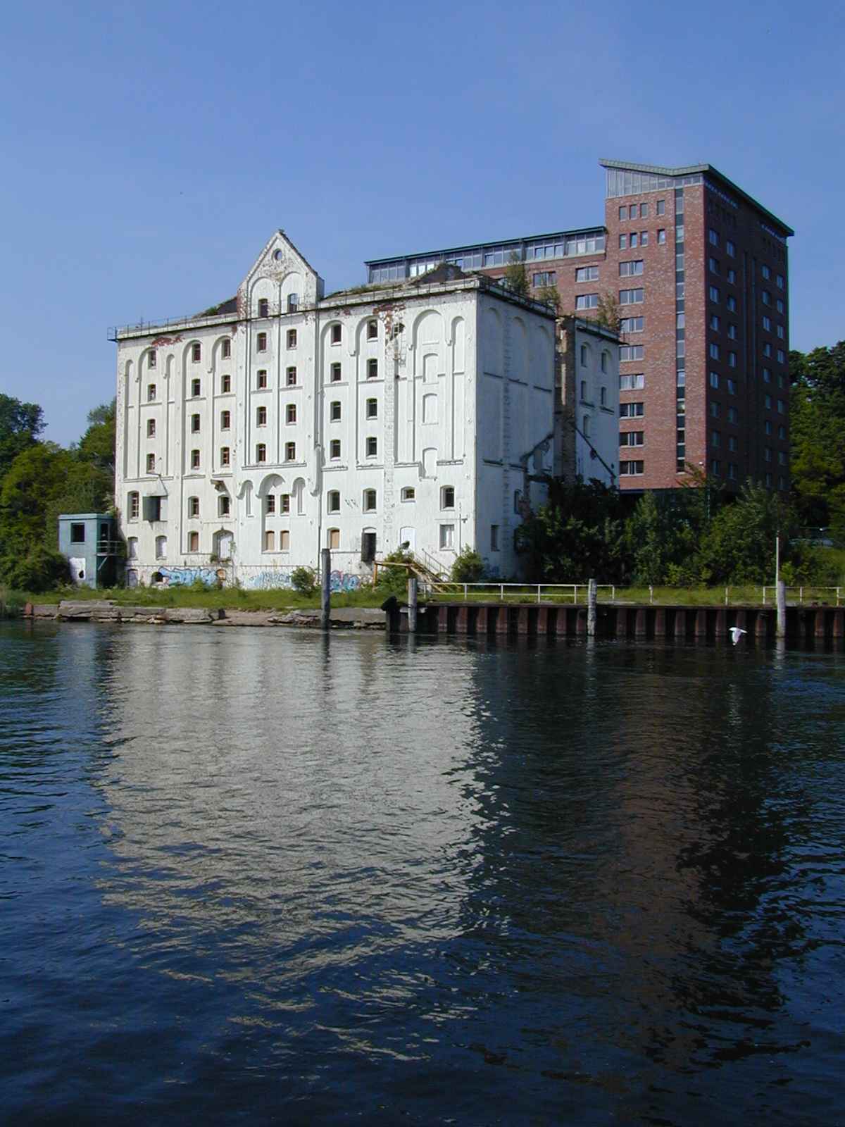 Die ausgebrannte Holsatiamühle an der Schwentine in Kiel-Neumühlen vor dem Abriss
