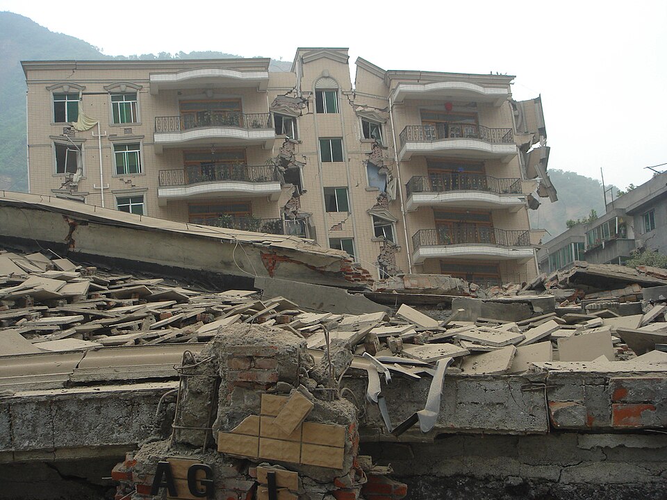 Eingestürztes Wohnhaus in Beichuan nach dem Erdbeben in Sichuan 2008