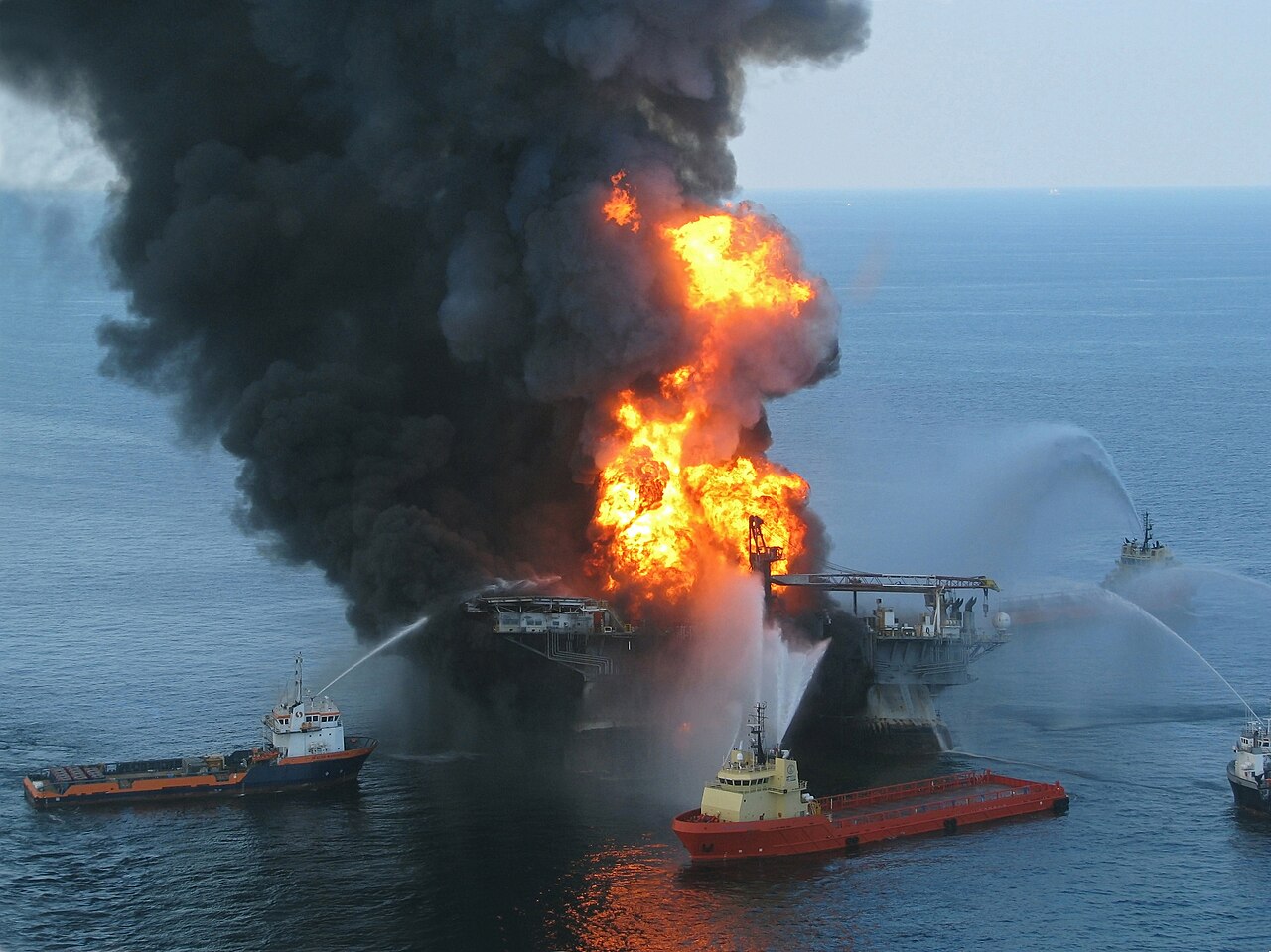 Die brennende Bohrinsel Deepwater Horizon, 2010