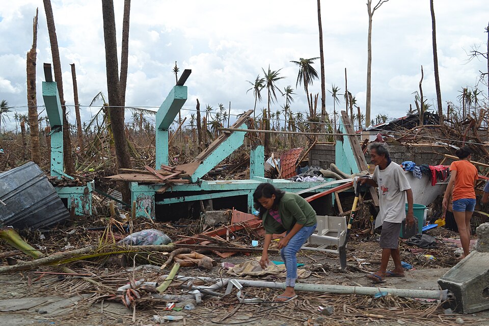 Zerstörtes Wohnhaus am Rand von Tacloban nach Taifun Haiyan