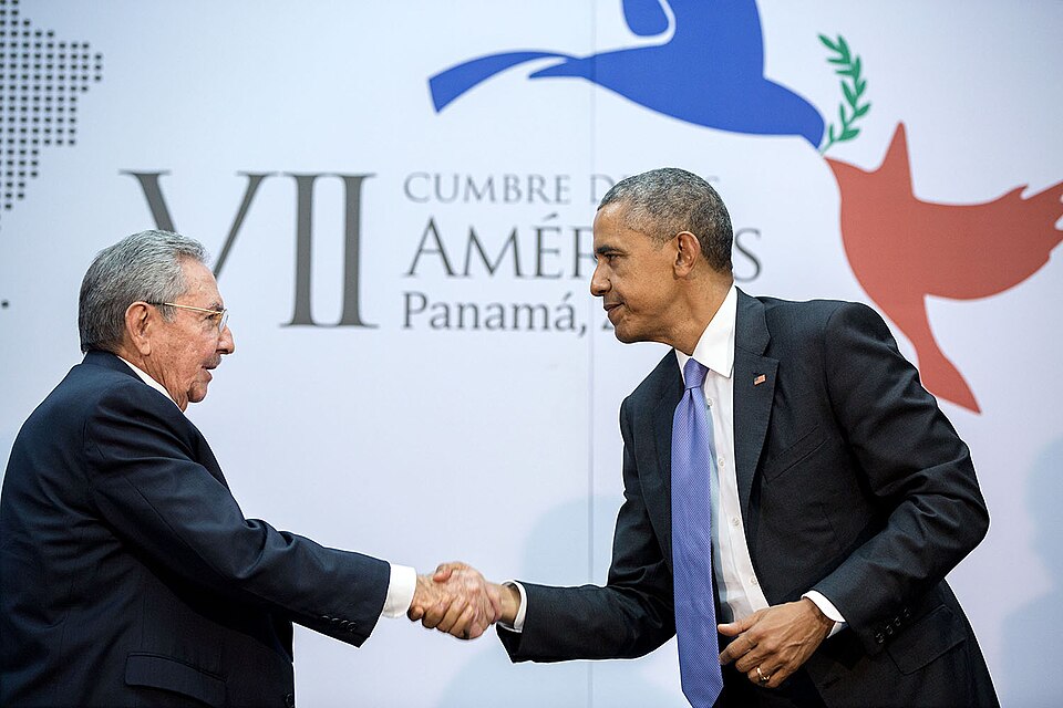 Händedruck zwischen dem US-Präsidenten und dem kubanischen Präsidenten Raúl Castro