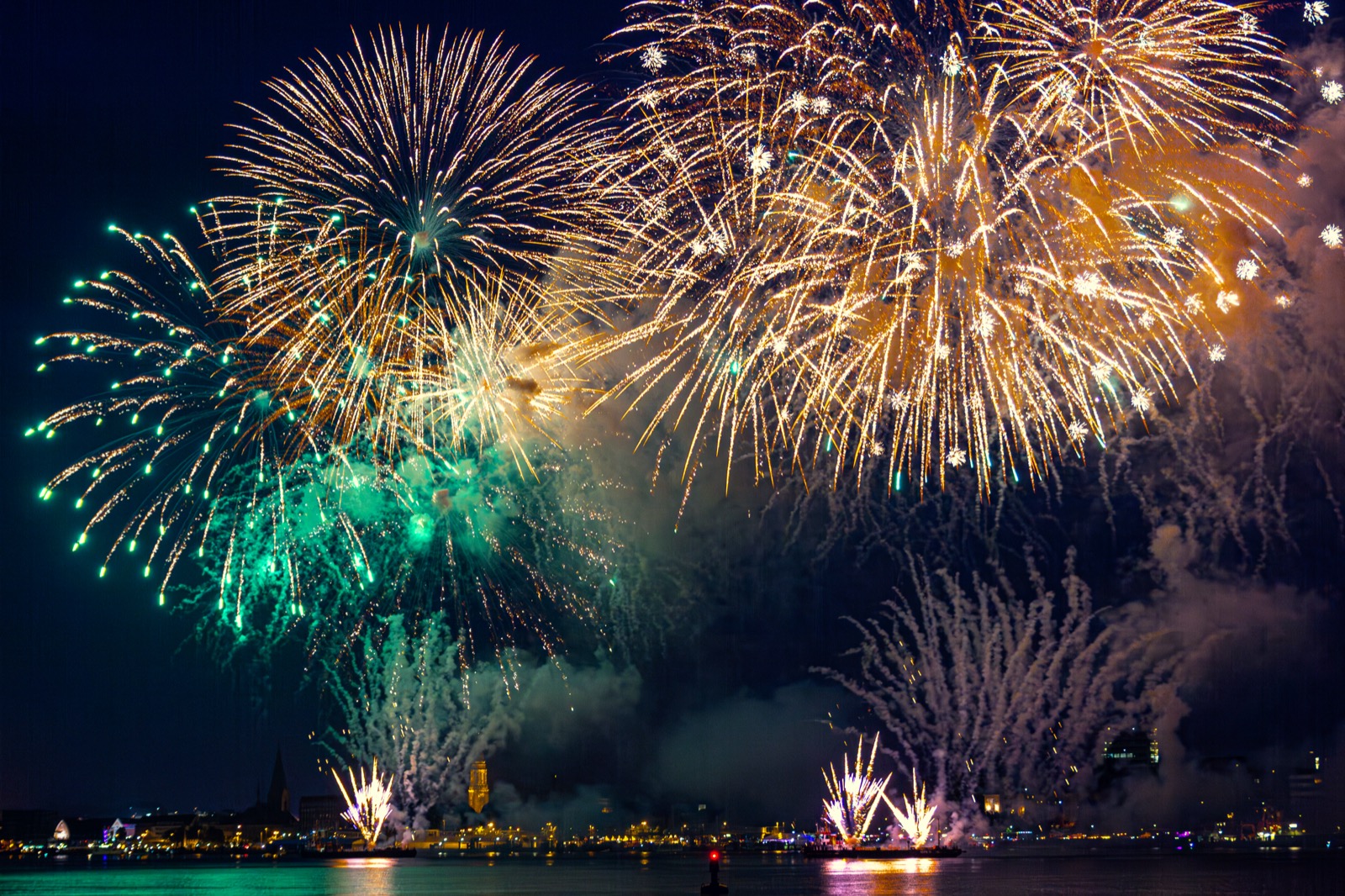 Abschlussfeuerwerk der Kieler Woche 2015 über der Kieler Förde