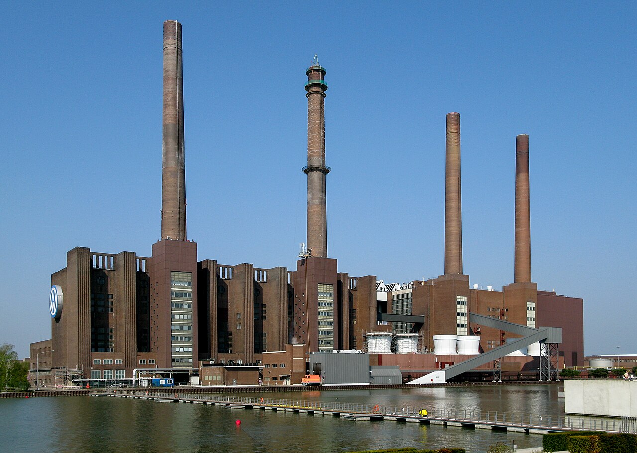 Das Volkswagenwerk in Wolfsburg — 2015 fliegt der Dieselskandal auf
