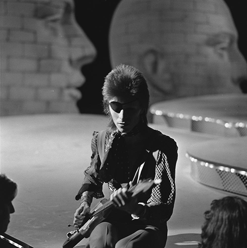 David Bowie bei einem Fernsehauftritt (TopPop, 1974)