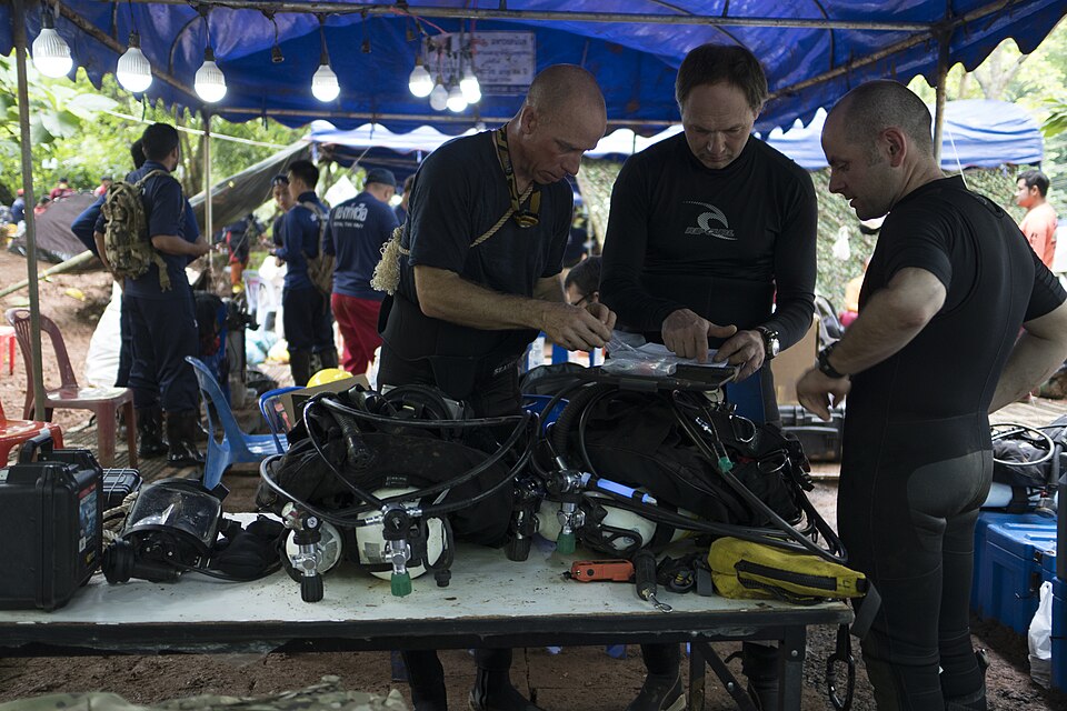 Internationale Rettungstaucher bereiten ihre Ausrüstung an der Tham-Luang-Höhle vor