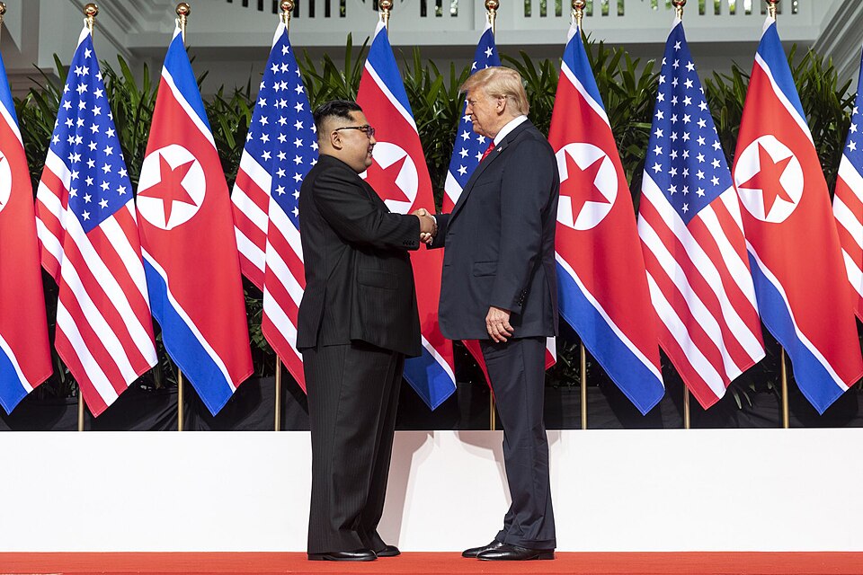 Kim Jong-un und Donald Trump reichen sich beim Gipfeltreffen in Singapur die Hand