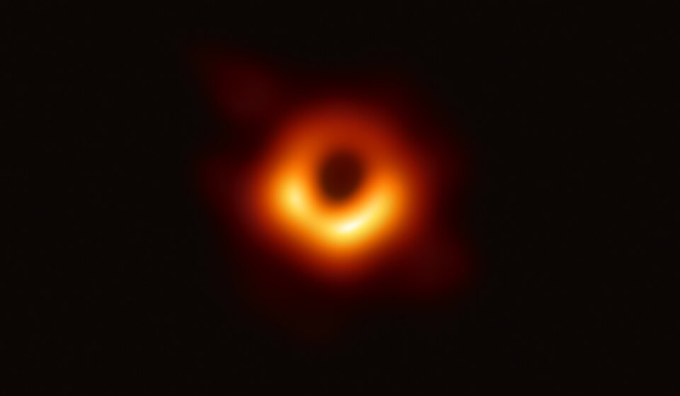 Die erste Aufnahme des Schwarzen Lochs im Zentrum der Galaxie M87