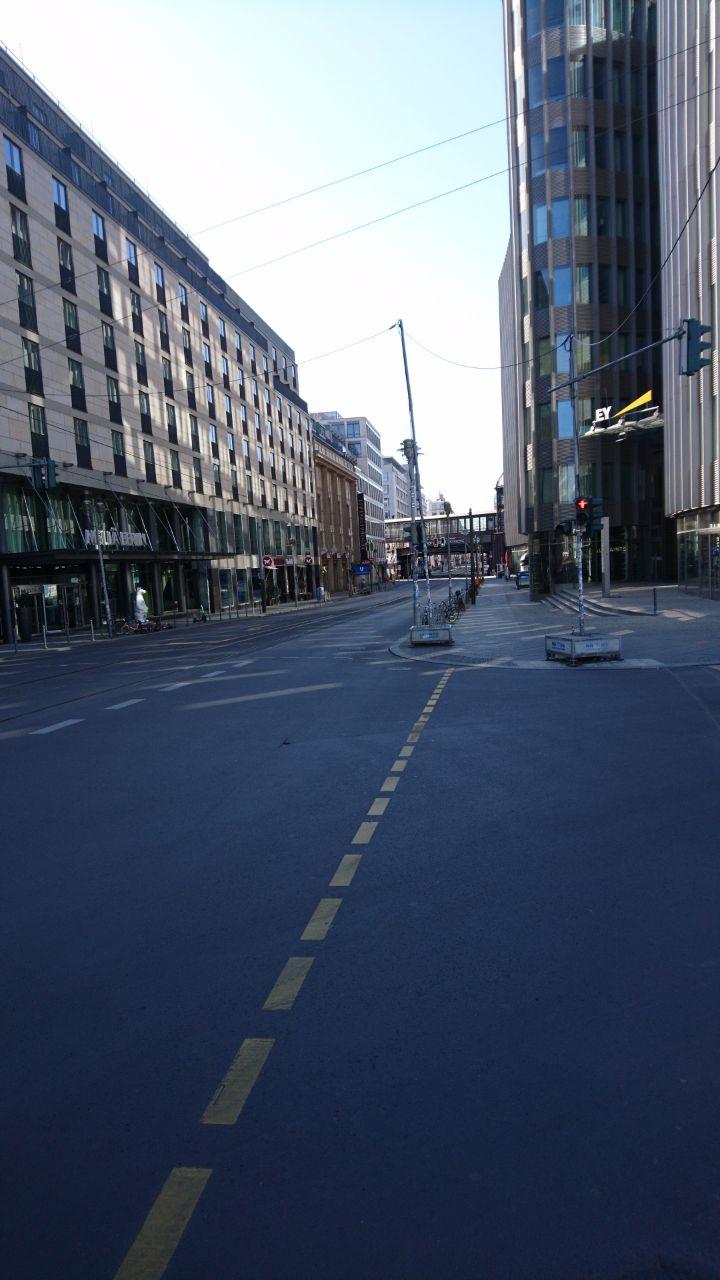 Menschenleere Friedrichstraße in Berlin während des Corona-Lockdowns 2020