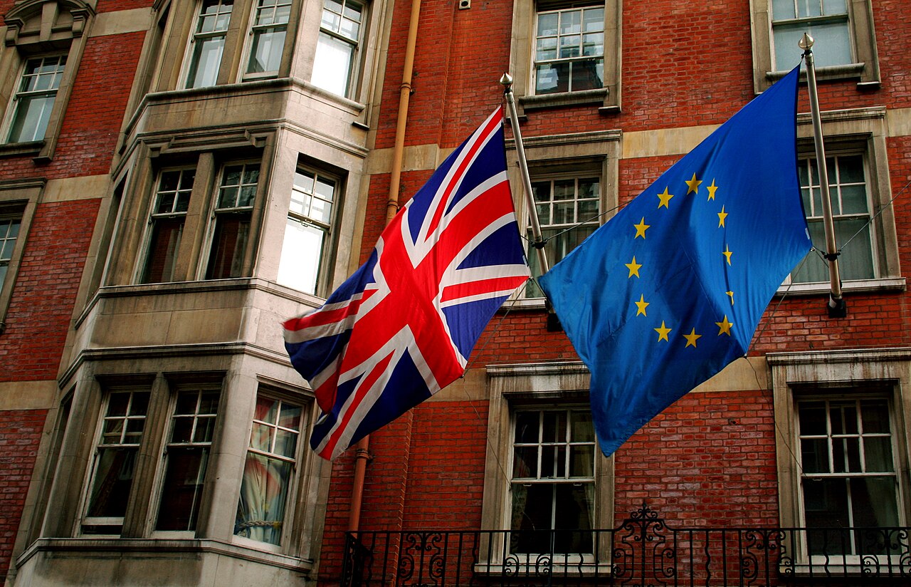 Union Jack und Europaflagge — 2020 verlässt Großbritannien die EU