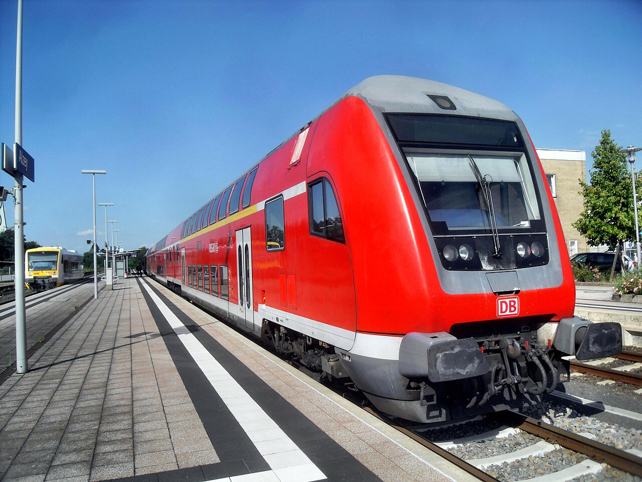 Ein Regionalzug am Bahnsteig — 2022 bringt das 9-Euro-Ticket Millionen aufs Gleis