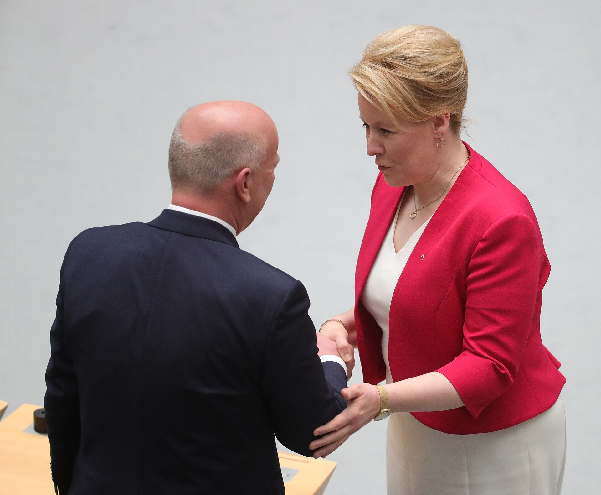 Kai Wegner (CDU) und seine Vorgängerin Franziska Giffey im Abgeordnetenhaus von Berlin, 27. April 2023