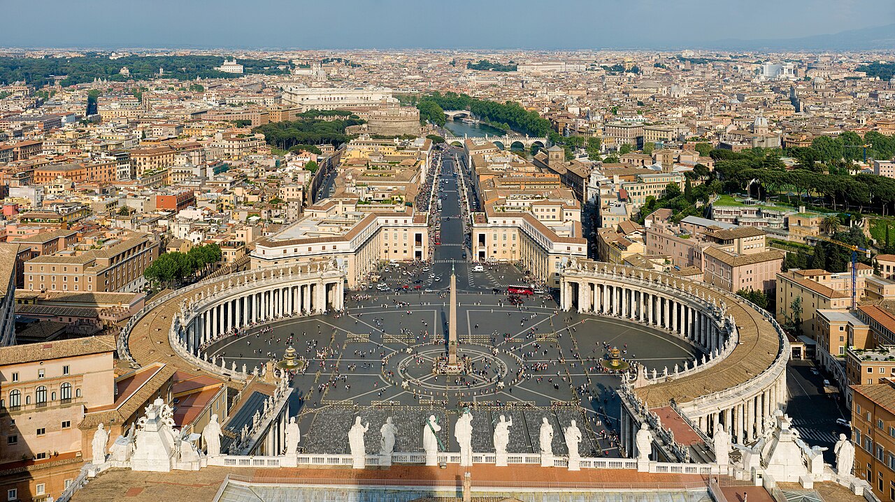 Der Petersplatz im Vatikan — 2025 stirbt Papst Franziskus, Leo XIV. folgt